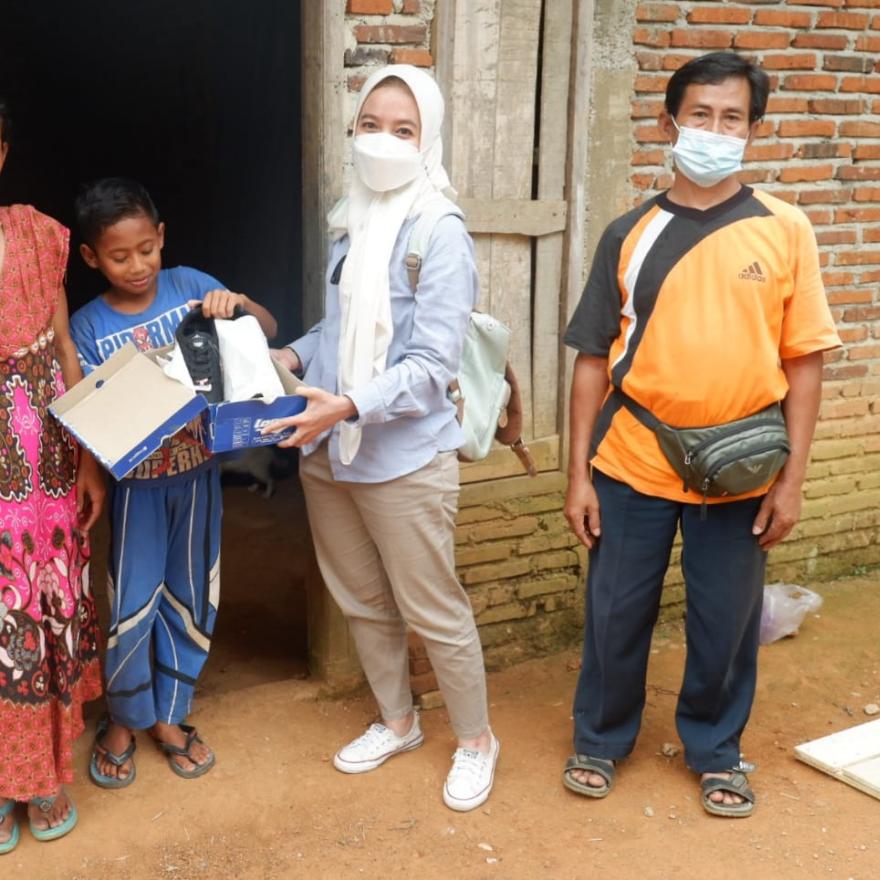 Sedekah Sepatu Bantu Siswa di Desa Kalitengah, Kabupaten Banjarnegara